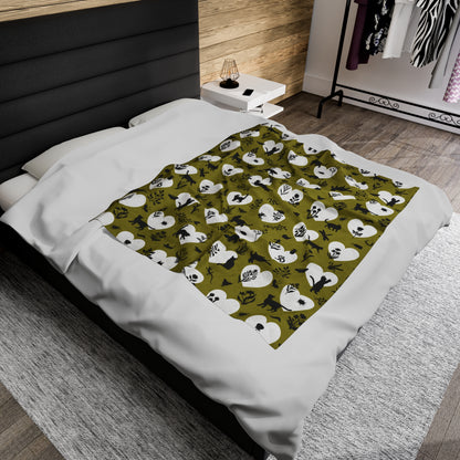 Adorable 'Heart Cats' Velveteen Plush Blanket, Olive