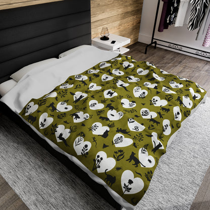 Adorable 'Heart Cats' Velveteen Plush Blanket, Olive
